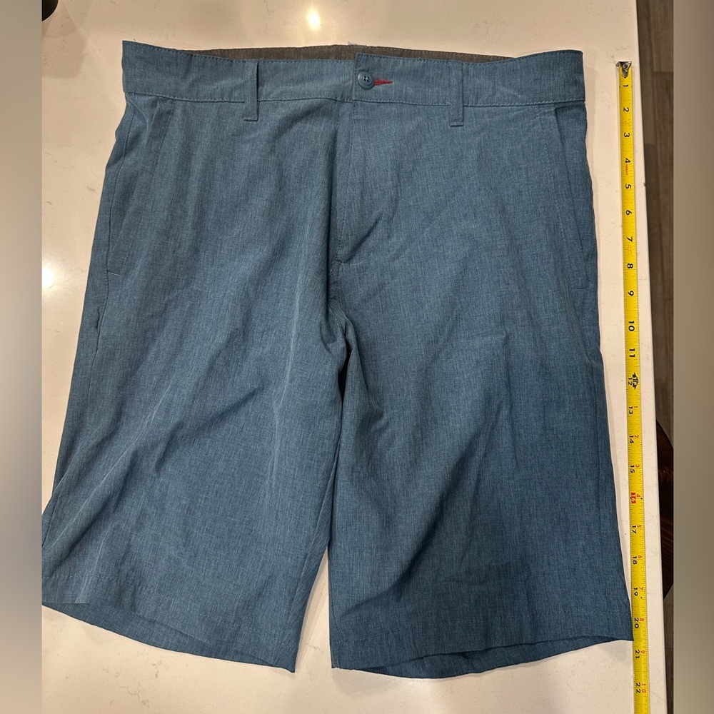 Men’s Burnside 20” Blue Flat Front Hybrid Walk Shorts, size 34.